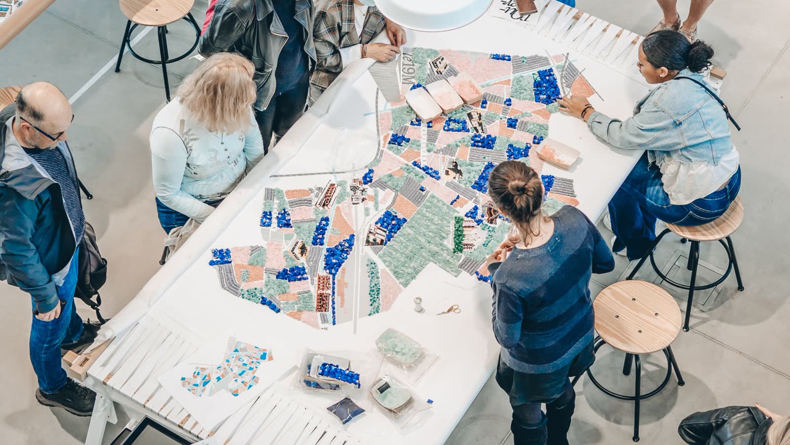 Visitors at a hands-on embroidery workshop inside la Galerie du 19M